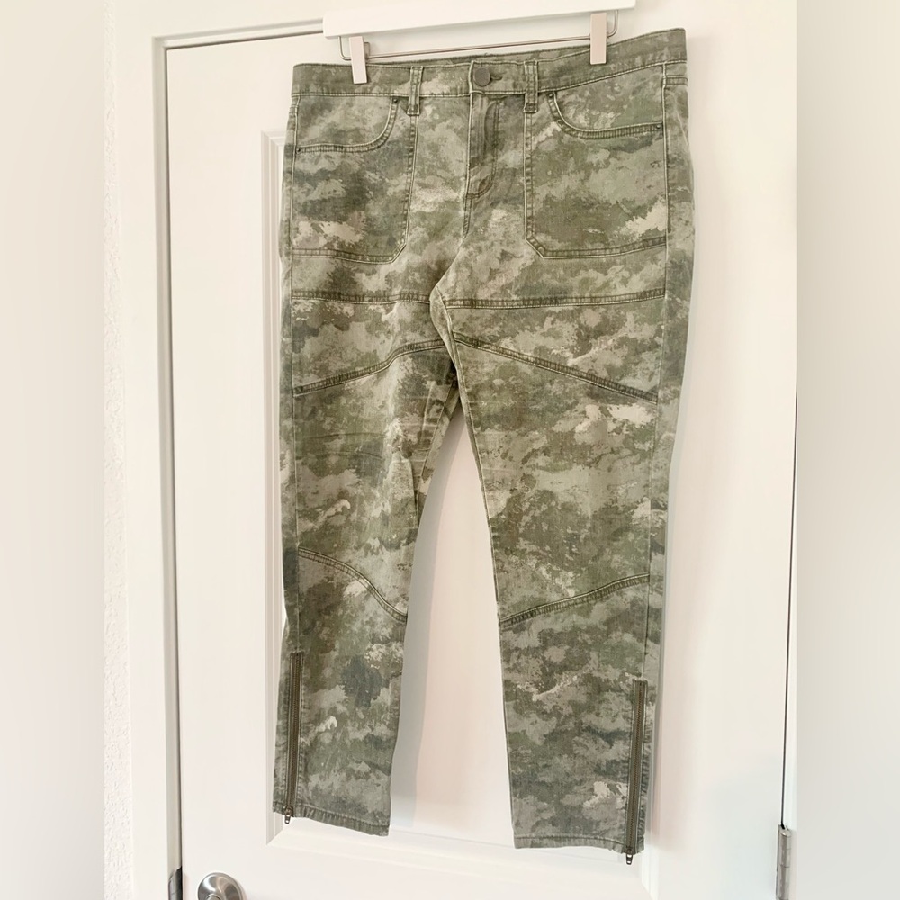 MOVING SALE | Urban Outfitters BDG Women’s Moto-Style Camo Pants, Size 32